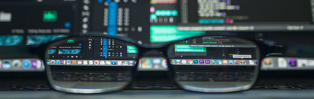 Brille vor einem Laptop